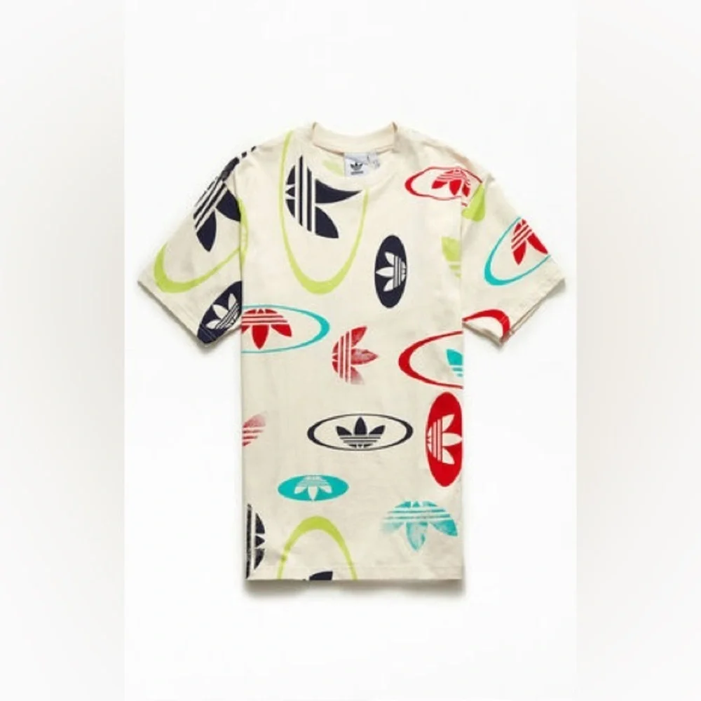 adidas All Over Print Logo Cream Short Sleeve Crew Neck T-Shirt Size Small - Picture 2 of 6